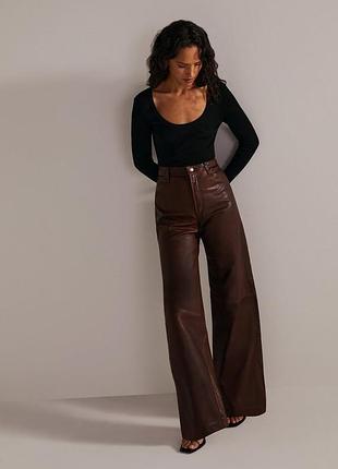 Коричневые кожаные женские брюки осенние широкие
