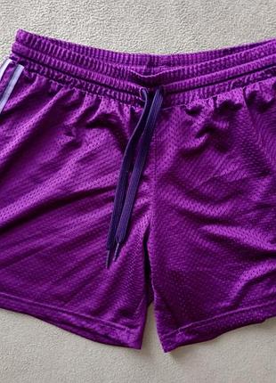 Брендовые шорты adidas.