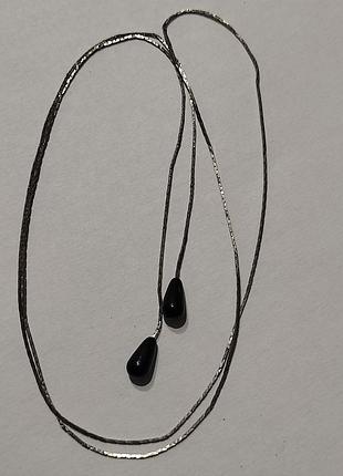 Ланцюжок під срібло, з двома чорними підвісками у формі крапель.