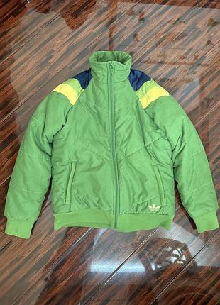 Оригінальна її куртка adidas на осінь у зеленому кольорі.