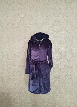 Женский махровый халат на молнии с капюшоном и карманами.