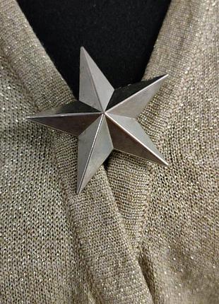Брошь из металла в виде звёзды.