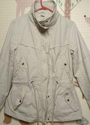 Куртка-ветровка женская демисезонная молочного цвета