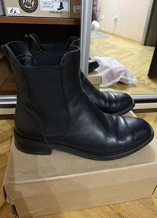 Чорні черевики челсі