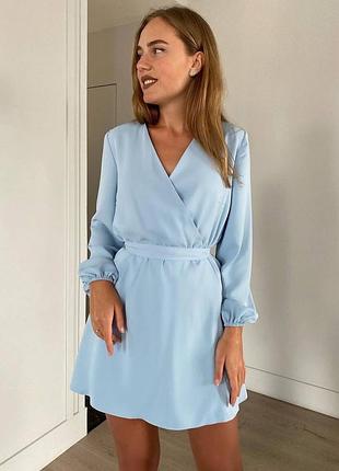 Ніжна жіноча сукня міні на запах із гарним вирізом та довгими рукавами ліхтариками