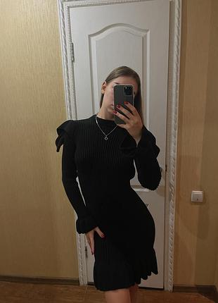 Гарна сукня з незвичайними рукавами та спідницею, розмір л