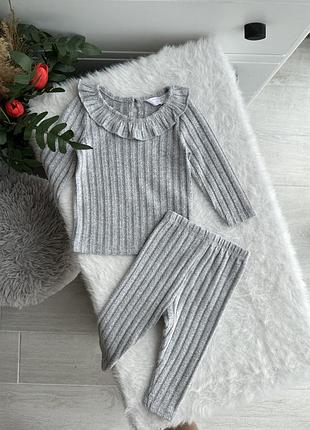 Костюмчик з гарним комірцем