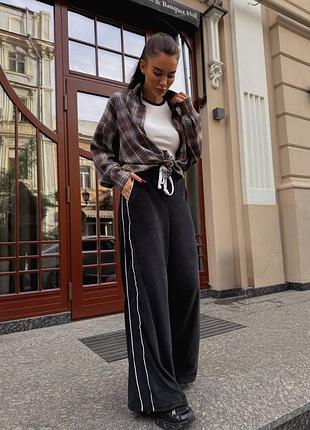 Чорні велюрові штани палаццо з лампасами 124