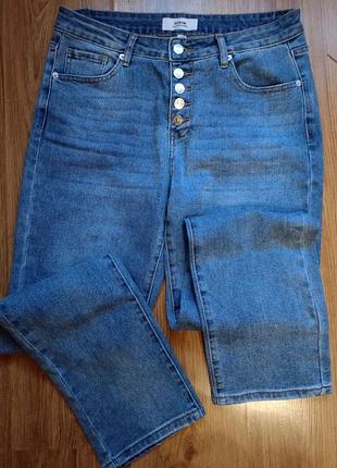 Прямі джинси на ґудзиках