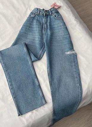 Якісні джинси з розрізом на стегні