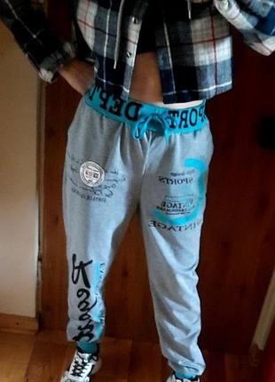 Спортивні штани-джоггери з буквеним принтом.