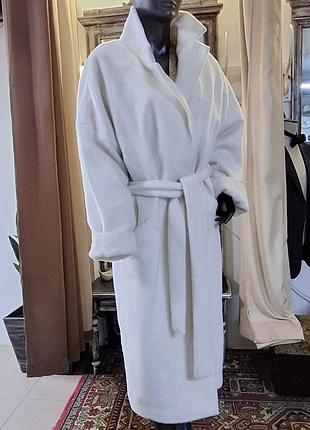 Белое пальто