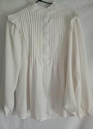 Блуза молочного цвета.