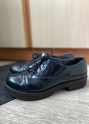 Осіннє взуття на шнурівці