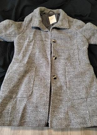 Пальто осень-весна очень стильно подчеркивает талию