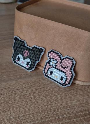 Парные брошки хелоу котти, ручная работа, вышивка крестом