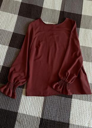 Кирпичная блуза с красивыми рукавами