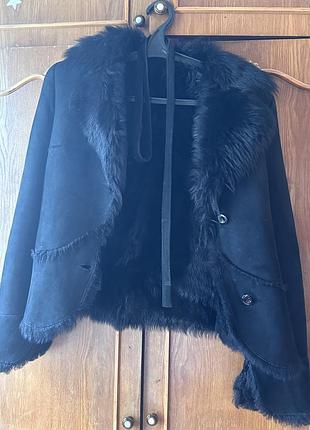 Шубка чорна через світло здається синього кольору)