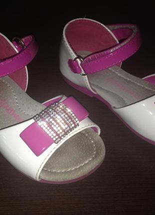 Лакові босоніжки 25 р.