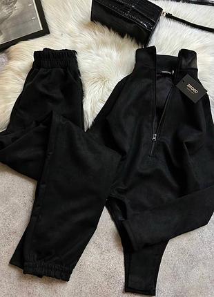 Жіночий чорний замшевий костюм джогери і боді