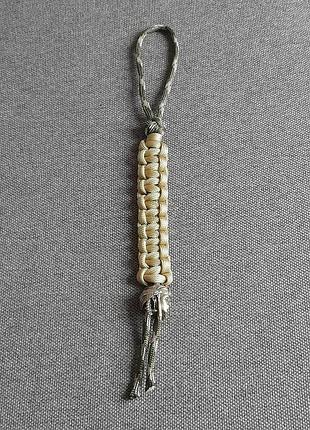 Стильный темляк из паракорда с бусиной индианка
