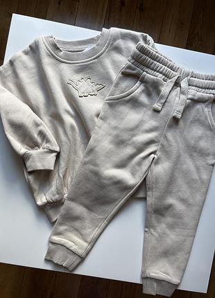 Бежевий костюм на хлопчика від бренду george , теплий костюм на хлопчика 2,3,4,5,6 років