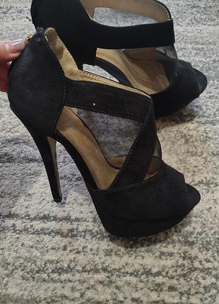 Босоножки на каблуке