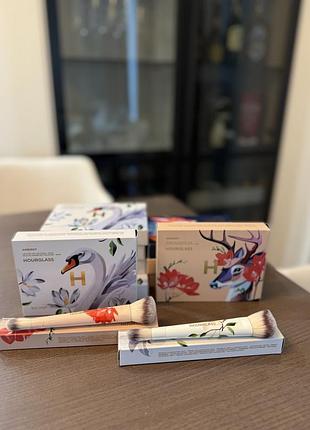 Hourglass пензлики лімітки 2025 року (лебідь, олень)