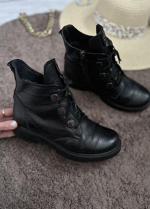 Шкіряні чорні чобітки