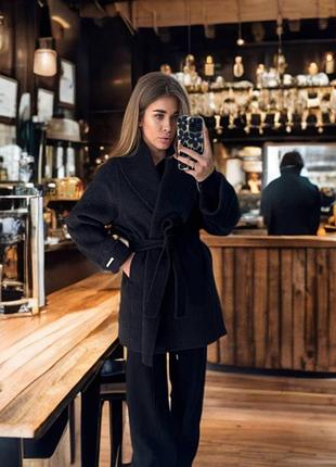 Брендове чорне пальто