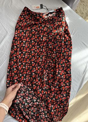 Спідниця міді з розрізом в квітковий принт