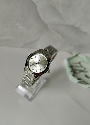 Женские часы на руку в серебристом цвете с металлическим ремешком