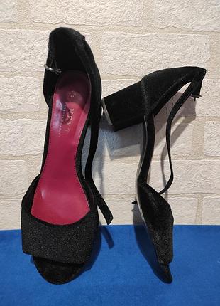 Черные бархатные босоножки на каблуке с ремешком от next.