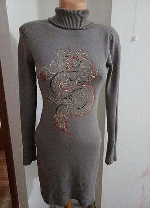 Серое трикотажное платье-туника с высоким воротником и вышивкой дракона из страз.
