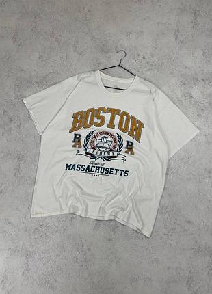 Біла оверсайз футболка з принтом boston university
