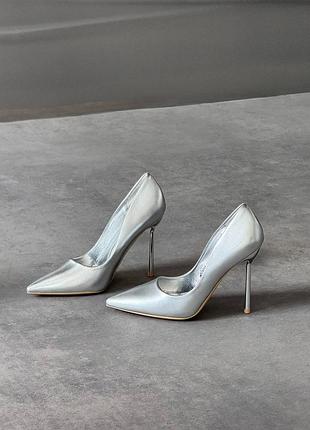 Выразительные женские туфли на шпильке, цвета серебро