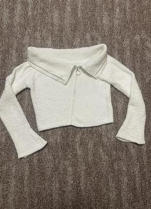 Теплий светр з відкритими плечима