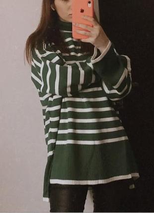 Зелений светр у полоску