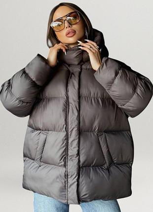 Пуховик женский зимний теплый оверсайз пуффер матовый стильный с капюшоном укороченный куртка дута модная коричневая саколадная