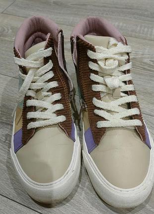 Разноцветные ботинки