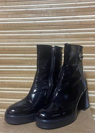 Стильные кожаные (лак) получёбитки-ботинки 38р.