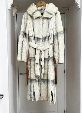 3500 т. грн , торг,шубка з бобра з норковим капюшоном, колір світло сірий , стан середній , носила один сезон та у шафі весела пару років без носки ,