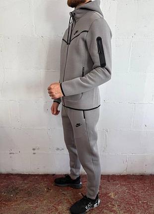 Спортивний чоловічий костюм.