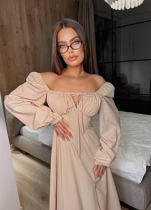 Женское платье на шнуровке с разрезом с разрезом