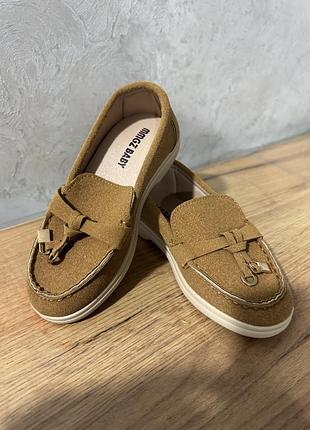 Лофери на дівчинку