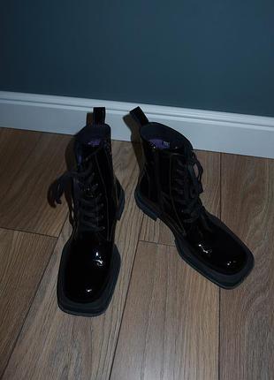 Чорні лаковані чоботи