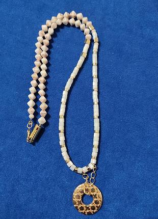 Ожерелье, колье, бусы из натуральных камней  с металлической подвеской