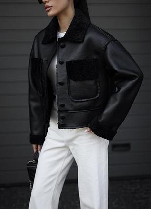 Жіноча вкорочена коротка дублянка шкіряна з еко шкіри чорна з чорним хутром тедді всередині