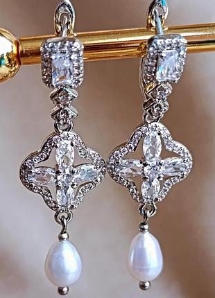 Сережки з річковими перлами. фурнітура преміум якості з цирконами, родієве антиалергенне покриття