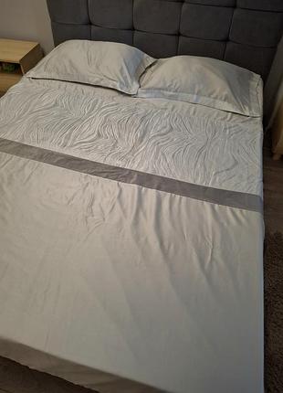 Изысканная постель с ромиром king, светло серого цвета